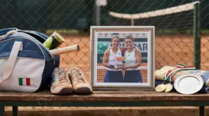 Foto incorniciata di due tenniste con un trofeo su una panchina con attrezzatura sportiva