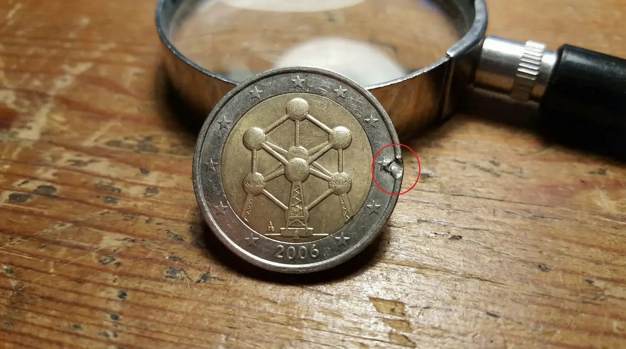 Moneta da 2 euro del Belgio 2006 con evidente difetto di conio