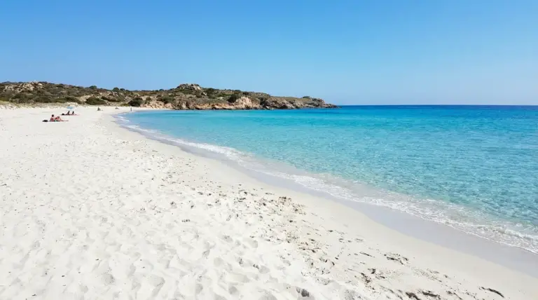 Spiaggia con sabbia bianca e mare cristallino in una località costiera italiana