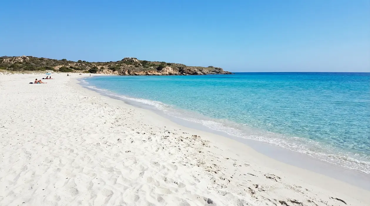 Spiaggia con sabbia bianca e mare cristallino in una località costiera italiana